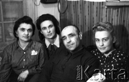 1955, Workuta, Komi ASRR, ZSRR.
Więźniowie łagrów. Od lewej: Halina Kowalska, Janina Muszyńska (z domu Zuba).
Fot. Eugeniusz Cydzik, udostępnił Eugeniusz Cydzik w ramach projektu 