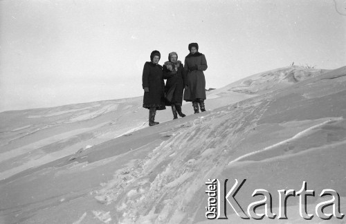 1955-1956, Workuta, Komi ASRR, ZSRR.
Więźniarki łagrów na spacerze. Od lewej: Wanda Kiałka (z domu Cejko), Czesława Cydzik (z domu Hnatów), Barbara Dudycz.
Fot. Eugeniusz Cydzik, udostępnił Eugeniusz Cydzik w ramach projektu 