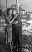 1955-1956, Workuta, Komi ASRR, ZSRR.
Zesłańcy Wanda Kozłowska i Witold Augusewicz, w tle zabudowania jednego z łagrów.
Fot. Eugeniusz Cydzik, udostępnił Eugeniusz Cydzik w ramach projektu 