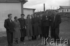 1955, Workuta, Komi ASRR, ZSRR.
Grupa zesłańców. Od lewej: Franciszek Gradziewicz, Jadwiga Augusewicz (z domu Olechnowicz), NN, Natalia Zarzycka (z domu Odyńska), Michał Tatarzycki, Janina Muszyńska (z domu Zuba), Wiktor Korzystko, NN, Jerzy Andruszkiewicz, Stanisław Kuźma. W tle zabudowania mieszkalne.
Fot. Eugeniusz Cydzik, udostępnił Eugeniusz Cydzik w ramach projektu 