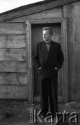 1955-1957, Workuta, Komi ASRR, ZSRR.
Zesłaniec Franciszek Gradziewicz przed jednym z domów.
Fot. Eugeniusz Cydzik, udostępnił Eugeniusz Cydzik w ramach projektu 