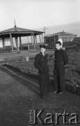 1955-1957, Workuta, Komi ASRR, ZSRR.
Eugeniusz Cydzik oraz nieznany górnik. W tle widoczne zabudowania kopalni.
Fot. Eugeniusz Cydzik, udostępnił Eugeniusz Cydzik w ramach projektu 