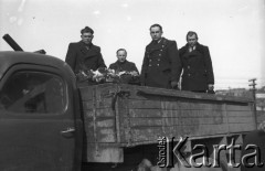 1955-1957, Workuta, Komi ASRR, ZSRR.
Pogrzeb jednego z zesłańców. Transport trumny z ciałem zmarłego.
Fot. Eugeniusz Cydzik, udostępnił Eugeniusz Cydzik w ramach projektu 