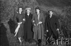 1955, Workuta, Komi ASRR, ZSRR.
Zesłańcy na spacerze w tundrze. Od lewej: Natalia Zarzycka (z domu Odyńska), Michał Tatarzycki, Wanda Kiałka (z domu Cejko), Wiktor Korzystko.
Fot. Eugeniusz Cydzik, udostępnił Eugeniusz Cydzik w ramach projektu 