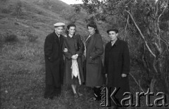 1955, Workuta, Komi ASRR, ZSRR.
Zesłańcy na spacerze w tundrze. Od lewej: Michał Tatarzycki, Natalia Zarzycka (z domu Odyńska), Wanda Kiałka (z domu Cejko), Wiktor Korzystko.
Fot. Eugeniusz Cydzik, udostępnił Eugeniusz Cydzik w ramach projektu 