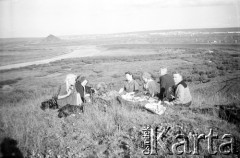 1955-1956, Workuta, Komi ASRR, ZSRR.
Wycieczka Polaków przebywających na zesłaniu. W tle widoczna rzeka Workuta, zabudowania łagrów i kopalń oraz hałda kopalniana. Od lewej: Czesława Cydzik (z domu Hnatów), Hanna Grzywacz (Szyszko-Norska), Olgierd Zarzycki, Bronisława Kutiuk, Wanda Kiałka (z domu Cejko), Barbara Dudycz, Stanisław Kiałka, Jerzy Urbankiewicz.
Fot. Eugeniusz Cydzik, udostępnił Eugeniusz Cydzik w ramach projektu 