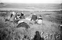 1955-1956, Workuta, Komi ASRR, ZSRR.
Wycieczka Polaków przebywających na zesłaniu. W tle widoczna rzeka Workuta oraz wzgórze kopalni. Od lewej: Bronisława Kutiuk, Czesława Cydzik (z domu Hnatów), Hanna Grzywacz (Szyszko-Norska), Olgierd Zarzycki, Franciszek Sitnik, Wanda Kiałka (z domu Cejko), Barbara Dudycz, Stanisław Kiałka, Jerzy Urbankiewicz.

udostępnił Eugeniusz Cydzik w ramach projektu 