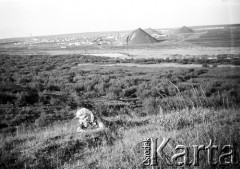 1955-1956, Workuta, Komi ASRR, ZSRR.
Wycieczka Polaków przebywających na zesłaniu. Na zdjęciu Czesława Cydzik (z domu Hnatów). W tle widoczne rzeka Workuta, zabudowania łagrów i kopalń, hałdy kopalniane.
Fot. Eugeniusz Cydzik, udostępnił Eugeniusz Cydzik w ramach projektu 