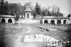 Po 1957 roku, Lwów, Ukraina, ZSRR.
Zdewastowany Cmentarz Obrońców Lwowa. Na pierwszym planie Mogiła Pięciu Nieznanych z Persenkówki, w tle Kaplica Obrońców Lwowa, katakumby.
Fot. Eugeniusz Cydzik, udostępnił Eugeniusz Cydzik w ramach projektu 