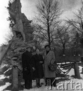 Po 1957 roku, Lwów, Ukraina, ZSRR.
Czesława Cydzik (z domu Hnatów) oraz dwóch mężczyzn przy pomniku Wizunasa Szydłowskiego na Cmentarzu Łyczakowskim.
Fot. Eugeniusz Cydzik, udostępnił Eugeniusz Cydzik w ramach projektu 