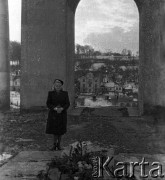 Po 1957 roku, Lwów, Ukraina, ZSRR.
Zdewastowany Cmentarz Obrońców Lwowa. Czesława Cydzik (z domu Hnatów) przy Mogile Pięciu Nieznanych z Persenkówki, w tle fragment kolumnady Pomnika Chwały.
Fot. Eugeniusz Cydzik, udostępnił Eugeniusz Cydzik w ramach projektu 