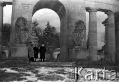 Po 1957 roku, Lwów, Ukraina, ZSRR.
Zdewastowany Cmentarz Obrońców Lwowa. Czesława Cydzik (z domu Hnatów) oraz dwóch mężczyzn przy Pomniku Chwały. W głębi widoczna Kaplica Obrońców Lwowa.
Fot. Eugeniusz Cydzik, udostępnił Eugeniusz Cydzik w ramach projektu 