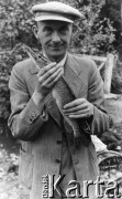 Brak daty, Przegaliny Duże, pow. Radzyń Podl., woj. lubelskie, Polska.
Jan Szaniawski (w latach 1944-45 więzień obozu Jogła-Borowicze) ze złowionym szczupakiem.
Fot. NN, zbiory Ośrodka KARTA, udostępniła Monika Skowrońska