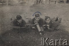 Przed 1939, Poznań, Polska.
Obsługa karabinu maszynowego, w środku leży Tadeusz Mądry, zaginiony podczas II wojny światowej.
Fot. NN, zbiory Ośrodka KARTA, udostępnił Tadeusz Mądry.

