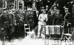 1926, Daleszyce, woj. Kielce, Polska.
Marszałek Józef Piłsudski wizytuje obóz ćwiczeń 2 Dywizji Piechoty Legionów, za stołem drugi od prawej stoi płk Mieczysław Smorawiński - dowódca piechoty 2 Dywizji Piechoty Legionów, obok gen. Aleksander Łuczyński, dowódca dywizji.
Fot. NN, zbiory Ośrodka KARTA, udostępniła Janina Smorawińska.