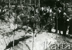 Kwiecień 1943, Katyń, ZSRR.
Las Katyński - Groby generałów Mieczysława Smorawińskiego i Bronisława Bohatyrewicza, zidentyfikowanych podczas ekshumacji zwłok polskich oficerów dokonanej przez Niemców. Stoją uczestnicy pogrzebu - członkowie komisji PCK i Stanisław Smorawiński, brat generała.
Fot. NN, zbiory Ośrodka KARTA, udostępniła Janina Smorawińska.