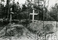 Kwiecień 1943, Katyń, ZSRR.
Las Katyński - Groby generałów Mieczysława Smorawińskiego i Bronisława Bohatyrewicza, zidentyfikowanych podczas ekshumacji zwłok polskich oficerów dokonanej przez Niemców. 
Fot. NN, zbiory Ośrodka KARTA, udostępniła Janina Smorawińska.