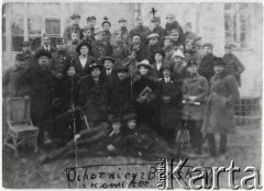 1920, Brzesko, Polska.
Portret grupowy ochotników, którzy pomiędzy czerwcem a sierpniem 1920 wstąpili w ramach akcji mobilizacyjnej do Armii Ochotniczej generała Józefa Hallera. Po zwolnieniu ze służby wojskowej zawiązany został brzeski Komitet pod przewodnictwem starosty Dr. Spiessa. Zdjęcie wykonane zostało po uroczystym przyjęciu, na którym ochotnicy ubrani byli w wojskowe mundury. Wśród zgromadzonych obecny jest m.in. Stanisław Kaczorowski (trzeci od prawej w najwyższym rzędzie) oraz szesnastoletni Stanisław Cisek (trzeci od lewej w najwyższym rzędzie), który wówczas był kurierem.
Fot.NN, zbiory Ośrodka KARTA, kolekcję zdjęć przekazała Bronisława Pastwińska.