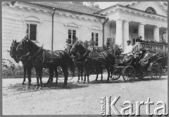 Przełom XIX/XX wieku, brak miejsca.
Czterokonny zaprzęg przed dworem.
Fot. NN, zbiory Ośrodka KARTA, przekazała Hanna Kunachowicz