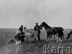 Pocz. XX wieku, Janów Podlaski, Królestwo Polskie, Rosja.
Stadnina koni w Janowie. Z lewej Krystyna Sławińska i jej brat obok źrebaków. 
Fot. NN, zbiory Ośrodka KARTA, przekazała Hanna Kunachowicz