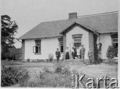 Brak daty, Janów Podlaski, Lubelskie, Królestwo Polskie, Rosja.
Grupa nieznanych osób pozuje do fotografii na ganku domu (prawdopodbnie rodzina Krystyny Sławińskiej). 
Fot. NN, zbiory Ośrodka KARTA, przekazała Hanna Kunachowicz