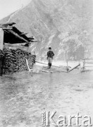 1913, Północna Mongolia lub Syberia.
Zdzisław Poklewski-Koziełł obok sterty porąbanego drewna. W tle góry pokryte śniegiem. 
Zdjęcie pochodzi z albumu z podróży Zdzisława i Konstancji Poklewskich-Koziełł, Janusza i Natalii Łosiów oraz Stanisława i Julii Rosenwerthów do Mongolii w 1913 roku. 
Fot. Zdzisław Poklewski-Koziełł, zbiory Ośrodka KARTA, przekazała Hanna Kunachowicz