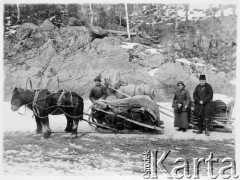 1913, Północna Mongolia lub Syberia.
Zdzisław Poklewski-Koziełł z żoną Konstancją w strojach zimowych obok sań. 
Zdjęcie pochodzi z albumu z podróży Zdzisława i Konstancji Poklewskich-Koziełł, Janusza i Natalii Łosiów oraz Stanisława i Julii Rosenwerthów do Mongolii w 1913 roku. 
Fot. Zdzisław Poklewski-Koziełł, zbiory Ośrodka KARTA, przekazała Hanna Kunachowicz