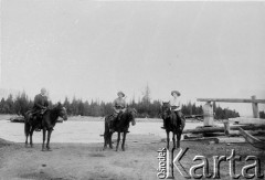 1913, Północna Mongolia lub Syberia.
Uczestnicy wyprawy do Mongolii obok promu przed przeprawą. Na koniach siedzą Zdzisław Poklewski-Koziełł i jego żona Konstancja; w środku Janusz Łoś lub Stanisław Rosenwerth. 
Zdjęcie pochodzi z albumu z podróży Zdzisława i Konstancji Poklewskich-Koziełł, Janusza i Natalii Łosiów oraz Stanisława i Julii Rosenwerthów do Mongolii w 1913 roku. 
Fot. Zdzisław Poklewski-Koziełł, zbiory Ośrodka KARTA, przekazała Hanna Kunachowicz