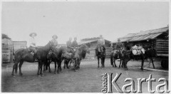 1913, Północna Mongolia lub Syberia.
Uczestnicy wyprawy podczas przejazdu przez miasteczko. Od lewej Konstancja Poklewska-Koziełł, NN, Zdzisław Poklewski-Koziełł. 
Zdjęcie pochodzi z albumu z podróży Zdzisława i Konstancji Poklewskich-Koziełł, Janusza i Natalii Łosiów oraz Stanisława i Julii Rosenwerthów do Mongolii w 1913 roku. 
Fot. Zdzisław Poklewski-Koziełł, zbiory Ośrodka KARTA, przekazała Hanna Kunachowicz