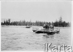 1913, Północna Mongolia lub Syberia.
Przeprawa przez rzekę. Na promie od lewej Konstancja Poklewska-Koziełł, jej mąż Zdzisław oraz NN. 
Zdjęcie pochodzi z albumu z podróży Zdzisława i Konstancji Poklewskich-Koziełł, Janusza i Natalii Łosiów oraz Stanisława i Julii Rosenwerthów do Mongolii w 1913 roku. 
Fot. Zdzisław Poklewski-Koziełł, zbiory Ośrodka KARTA, przekazała Hanna Kunachowicz