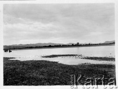 1913, Północna Mongolia lub Syberia.
Przeprawa promem przez jezioro lub rzekę. W tle góry. 
Zdjęcie pochodzi z albumu z podróży Zdzisława i Konstancji Poklewskich-Koziełł, Janusza i Natalii Łosiów oraz Stanisława i Julii Rosenwerthów do Mongolii w 1913 roku. 
Fot. Zdzisław Poklewski-Koziełł, zbiory Ośrodka KARTA, przekazała Hanna Kunachowicz