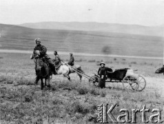 1913, Północna Mongolia.
Na koniach Mongołowie konwojujący podróżników. Obok wozu Konstancja Poklewska-Koziełł (w długiej sukni). 
Zdjęcie pochodzi z albumu z podróży Zdzisława i Konstancji Poklewskich-Koziełł, Janusza i Natalii Łosiów oraz Stanisława i Julii Rosenwerthów do Mongolii w 1913 roku. 
Fot. Zdzisław Poklewski-Koziełł, zbiory Ośrodka KARTA, przekazała Hanna Kunachowicz