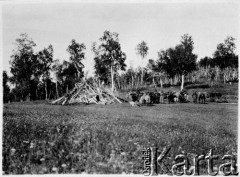 1913, Mongolia.
Uczestnicy wyprawy podczas postoju przy obo (miejsce kultu duchów przyrody - kopka kamieni żerdzi, gdzie w określonych porach roku  odbywają się obrzędy religijne, a każdy przejeżdżający powinien dorzucić symboliczną ofiarę, chociażby kamyk). 
Zdjęcie pochodzi z albumu z podróży Zdzisława i Konstancji Poklewskich-Koziełł, Janusza i Natalii Łosiów oraz Stanisława i Julii Rosenwerthów do Mongolii w 1913 roku. 
Fot. Zdzisław Poklewski-Koziełł, zbiory Ośrodka KARTA, przekazała Hanna Kunachowicz