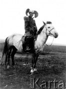 1913, Mongolia. 
Mongolska kobieta z charakterystycznie upiętymi włosami (codzienna fryzura dorosłej kobiety, mężatki).  
Zdjęcie pochodzi z albumu z podróży Zdzisława i Konstancji Poklewskich-Koziełł, Janusza i Natalii Łosiów oraz Stanisława i Julii Rosenwerthów do Mongolii w 1913 roku. 
Fot. Zdzisław Poklewski-Koziełł, zbiory Ośrodka KARTA, przekazała Hanna Kunachowicz