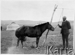 1913, Mongolia. 
Zdzisław Poklewski-Koziełł i konik mongolski. W tle jurty i pasmo wzniesień. 
Zdjęcie pochodzi z albumu z podróży Zdzisława i Konstancji Poklewskich-Koziełł, Janusza i Natalii Łosiów oraz Stanisława i Julii Rosenwerthów do Mongolii w 1913 roku. 
Fot. Zdzisław Poklewski-Koziełł, zbiory Ośrodka KARTA, przekazała Hanna Kunachowicz