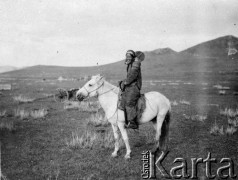 1913, Mongolia. 
Mongolska kobieta z tradycyjną fryzurą (codzienna fryzura dorosłej kobiety, mężatki). 
Zdjęcie pochodzi z albumu z podróży Zdzisława i Konstancji Poklewskich-Koziełł, Janusza i Natalii Łosiów oraz Stanisława i Julii Rosenwerthów do Mongolii w 1913 roku. 
Fot. Zdzisław Poklewski-Koziełł, zbiory Ośrodka KARTA, przekazała Hanna Kunachowicz