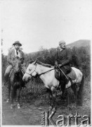 1913, Mongolia. 
Z prawej - Zdzisław Poklewski-Koziełł. 
Zdjęcie pochodzi z albumu z podróży Zdzisława i Konstancji Poklewskich-Koziełł, Janusza i Natalii Łosiów oraz Stanisława i Julii Rosenwerthów do Mongolii w 1913 roku. 
Fot. Zdzisław Poklewski-Koziełł, zbiory Ośrodka KARTA, przekazała Hanna Kunachowicz