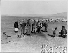 1913, Mongolia.
Grupa Mongołów. W tle suburgany (stożkowate budowle kultowe, kaplice). 
Zdjęcie pochodzi z albumu z podróży Zdzisława i Konstancji Poklewskich-Koziełł, Janusza i Natalii Łosiów oraz Stanisława i Julii Rosenwerthów do Mongolii w 1913 roku. 
Fot. Zdzisław Poklewski-Koziełł, zbiory Ośrodka KARTA, przekazała Hanna Kunachowicz