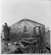 1913, Mongolia.
Na zdjęciu widoczny szkielet jurty i zwoje skór. 
Zdjęcie pochodzi z albumu z podróży Zdzisława i Konstancji Poklewskich-Koziełł, Janusza i Natalii Łosiów oraz Stanisława i Julii Rosenwerthów do Mongolii w 1913 roku. 
Fot. Zdzisław Poklewski-Koziełł, zbiory Ośrodka KARTA, przekazała Hanna Kunachowicz