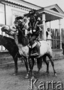 1913, Mongolia.
Dwie Mongołki w bogatych strojach jadące na koniach. 
Zdjęcie pochodzi z albumu z podróży Zdzisława i Konstancji Poklewskich-Koziełł, Janusza i Natalii Łosiów oraz Stanisława i Julii Rosenwerthów do Mongolii w 1913 roku. 
Fot. Zdzisław Poklewski-Koziełł, zbiory Ośrodka KARTA, przekazała Hanna Kunachowicz