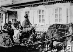 1913, Urga/Ułan Bator, Mongolia.
Zamożna mongolska kobieta z dziećmi podczas jazdy powozem. Na koźle stangret.
Zdjęcie pochodzi z albumu z podróży Zdzisława i Konstancji Poklewskich-Koziełł, Janusza i Natalii Łosiów oraz Stanisława i Julii Rosenwerthów do Mongolii w 1913 roku. 
Fot. Zdzisław Poklewski-Koziełł, zbiory Ośrodka KARTA, przekazała Hanna Kunachowicz