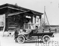 1913, Zabajkalski Kraj, Rosja.
Pocztowo-pasażerski automobil. 
Zdjęcie pochodzi z albumu z podróży Zdzisława i Konstancji Poklewskich-Koziełł, Janusza i Natalii Łosiów oraz Stanisława i Julii Rosenwerthów do Mongolii w 1913 roku. 
Fot. Zdzisław Poklewski-Koziełł, zbiory Ośrodka KARTA, przekazała Hanna Kunachowicz

