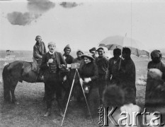 1913, Mongolia. 
Zdzisław Poklewski-Koziełł i jego żona Konstancja demonstrują Mongołom aparat fotograficzny. 
Zdjęcie pochodzi z albumu z podróży Zdzisława i Konstancji Poklewskich-Koziełł, Janusza i Natalii Łosiów oraz Stanisława i Julii Rosenwerthów do Mongolii w 1913 roku. 
Fot. Zdzisław Poklewski-Koziełł, zbiory Ośrodka KARTA, przekazała Hanna Kunachowicz

