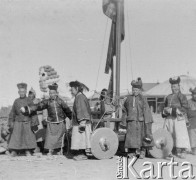 1913, Urga/Ułan Bator, Mongolia.
Święto buddyjskie. Coroczna procesja ku czci Majdari - Buddy Przyszłości. Wokół masztu urzędnicy. 
Zdjęcie pochodzi z albumu z podróży Zdzisława i Konstancji Poklewskich-Koziełł, Janusza i Natalii Łosiów oraz Stanisława i Julii Rosenwerthów do Mongolii w 1913 roku. 
Fot. Zdzisław Poklewski-Koziełł, zbiory Ośrodka KARTA, przekazała Hanna Kunachowicz
