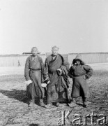 1913, Urga/Ułan Bator, Mongolia.
Trzej mongolscy mnisi - dwaj lamowie i chłopiec.
Zdjęcie pochodzi z albumu z podróży Zdzisława i Konstancji Poklewskich-Koziełł, Janusza i Natalii Łosiów oraz Stanisława i Julii Rosenwerthów do Mongolii w 1913 roku. 
Fot. Zdzisław Poklewski-Koziełł, zbiory Ośrodka KARTA, przekazała Hanna Kunachowicz