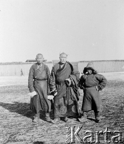 1913, Urga/Ułan Bator, Mongolia.
Trzej mongolscy mnisi - dwaj lamowie i chłopiec.
Zdjęcie pochodzi z albumu z podróży Zdzisława i Konstancji Poklewskich-Koziełł, Janusza i Natalii Łosiów oraz Stanisława i Julii Rosenwerthów do Mongolii w 1913 roku. 
Fot. Zdzisław Poklewski-Koziełł, zbiory Ośrodka KARTA, przekazała Hanna Kunachowicz
