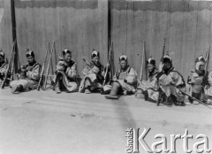 1913, Mongolia.
Żołnierze armii mongolskiej.
Zdjęcie pochodzi z albumu z podróży Zdzisława i Konstancji Poklewskich-Koziełł, Janusza i Natalii Łosiów oraz Stanisława i Julii Rosenwerthów do Mongolii w 1913 roku. 
Fot. Zdzisław Poklewski-Koziełł, zbiory Ośrodka KARTA, przekazała Hanna Kunachowicz