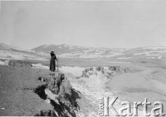 1913, okolice Urgi/Ułan Bator, Mongolia.
Konstancja Poklewska-Koziełł. 
Zdjęcie pochodzi z albumu z podróży Zdzisława i Konstancji Poklewskich-Koziełł, Janusza i Natalii Łosiów oraz Stanisława i Julii Rosenwerthów do Mongolii w 1913 roku. 
Fot. Zdzisław Poklewski-Koziełł, zbiory Ośrodka KARTA, przekazała Hanna Kunachowicz