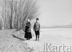 1913, Północna Mongolia lub Syberia.
Janusz Łoś lub Stanisław Rosenwerth z Konstancją Poklewską-Koziełł. Krajobraz zimowy. W tle pasmo górskie. 
Zdjęcie pochodzi z albumu z podróży Zdzisława i Konstancji Poklewskich-Koziełł, Janusza i Natalii Łosiów oraz Stanisława i Julii Rosenwerthów do Mongolii w 1913 roku. 
Fot. Zdzisław Poklewski-Koziełł, zbiory Ośrodka KARTA, przekazała Hanna Kunachowicz