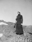 1913, Północna Mongolia lub Syberia.
Konstancja Poklewska-Koziełł ze strzelbą. 
Zdjęcie pochodzi z albumu z podróży Zdzisława i Konstancji Poklewskich-Koziełł, Janusza i Natalii Łosiów oraz Stanisława i Julii Rosenwerthów do Mongolii w 1913 roku. 
Fot. Zdzisław Poklewski-Koziełł, zbiory Ośrodka KARTA, przekazała Hanna Kunachowicz